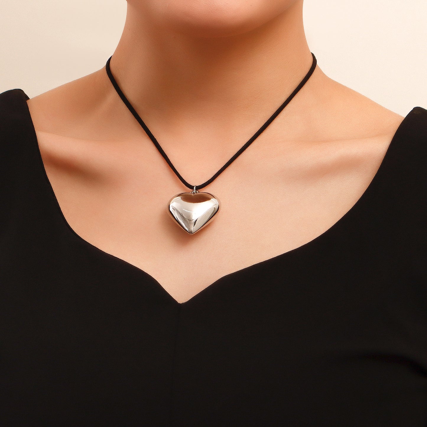 Punk Vintage Heart-Shaped Alloy Choker Necklace with Electroplated Finish for Women