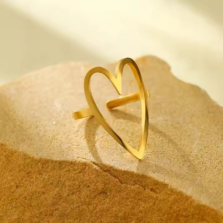 Anillo minimalista de acero de titanio en forma de corazón para mujer con diseño calado y acabado galvanizado