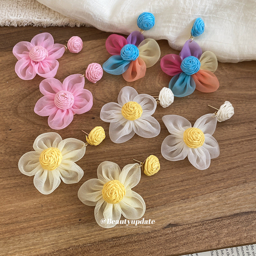 Orecchini floreali freschi e dolci con fiori in tessuto e perni in acciaio inossidabile da donna