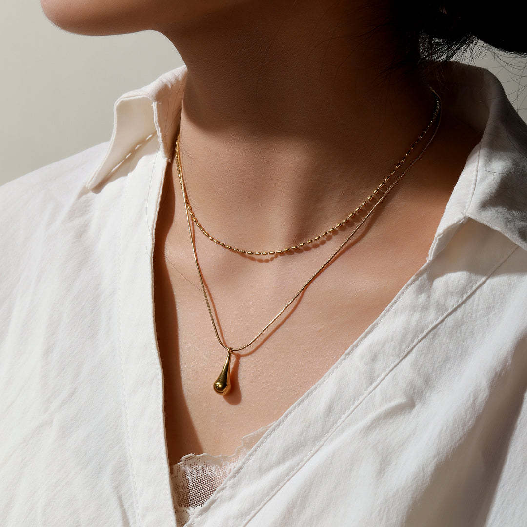 Collana con Pendente a Goccia Geometrica Minimalista da Donna in Acciaio al Titanio con Finitura Placcata
