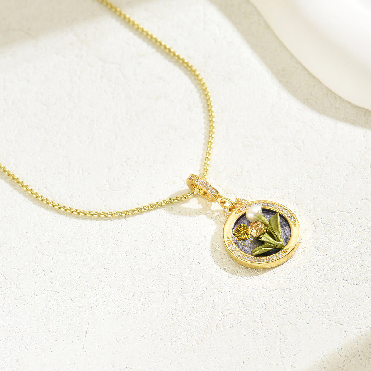 Collana con ciondolo floreale minimalista da donna con intarsio in smalto e strass su catena in lega di zinco