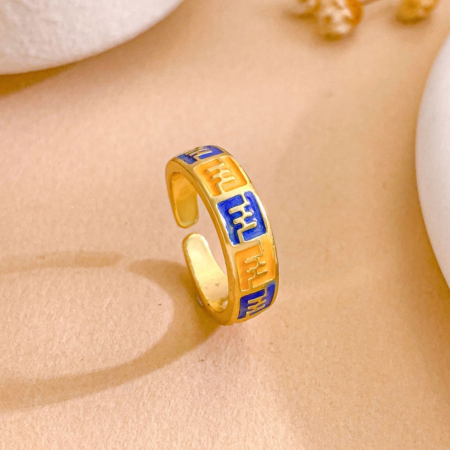 Anello regolabile da donna in ottone placcato oro con lettera a cuore e smalto a goccia colorato