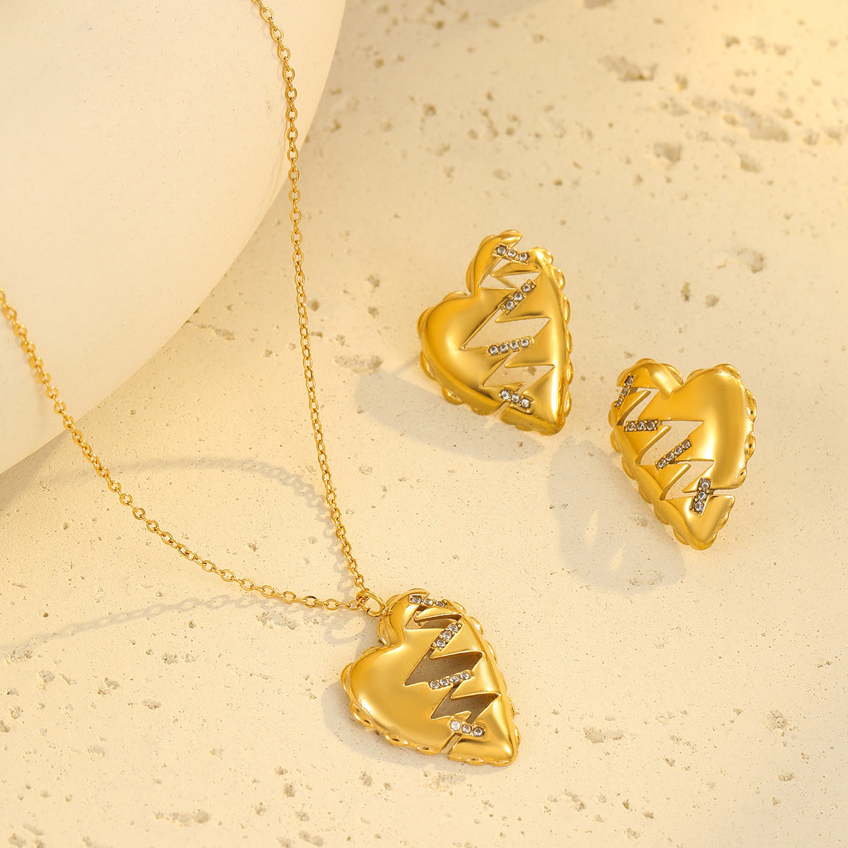 Collar Minimalista de Acero Inoxidable con Corazón, Baño de Oro de 18K e Incrustaciones de Pedrería para Mujer