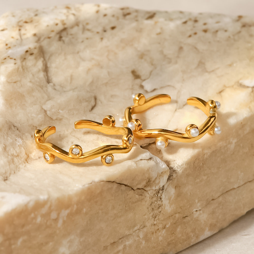Anello da donna in acciaio al titanio placcato oro 18 carati con intarsio di perle bianche, stile vintage francese, con forma geometrica irregolare