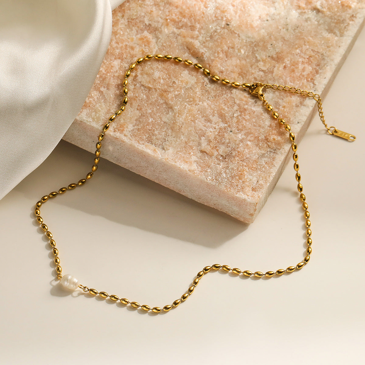 Collana Geometrica Minimalista in Acciaio al Titanio Placcato Oro Vero per Donna