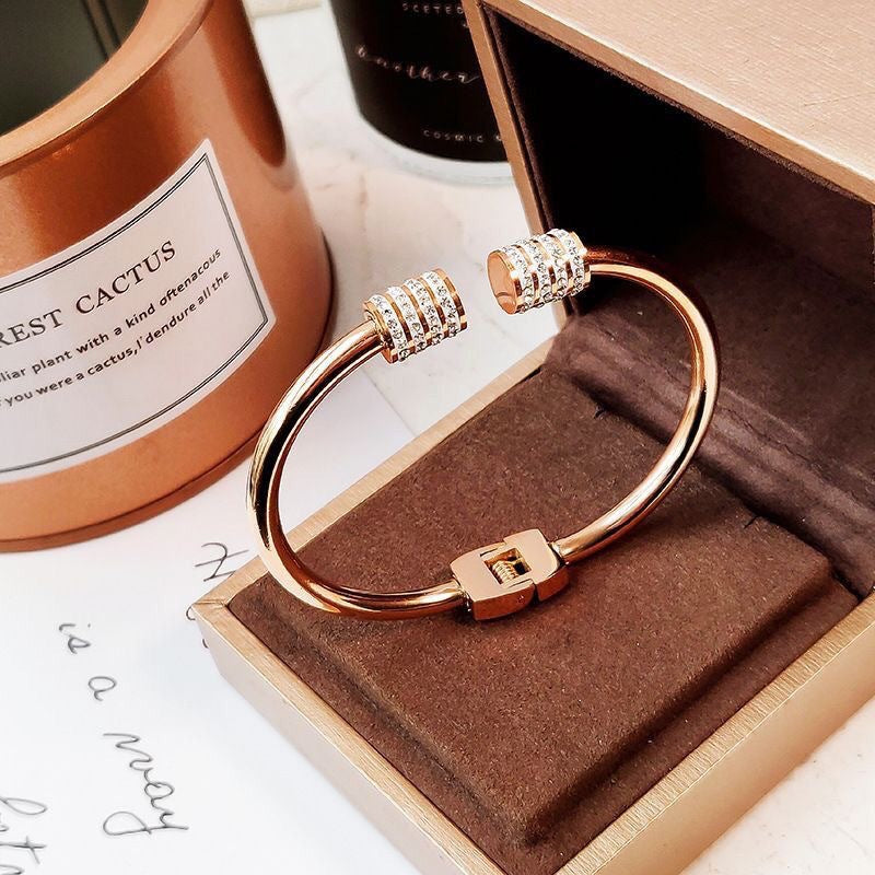 Bracciale rigido cilindrico aperto minimalista in acciaio al titanio con intarsio di strass, placcato oro, alla moda per donna