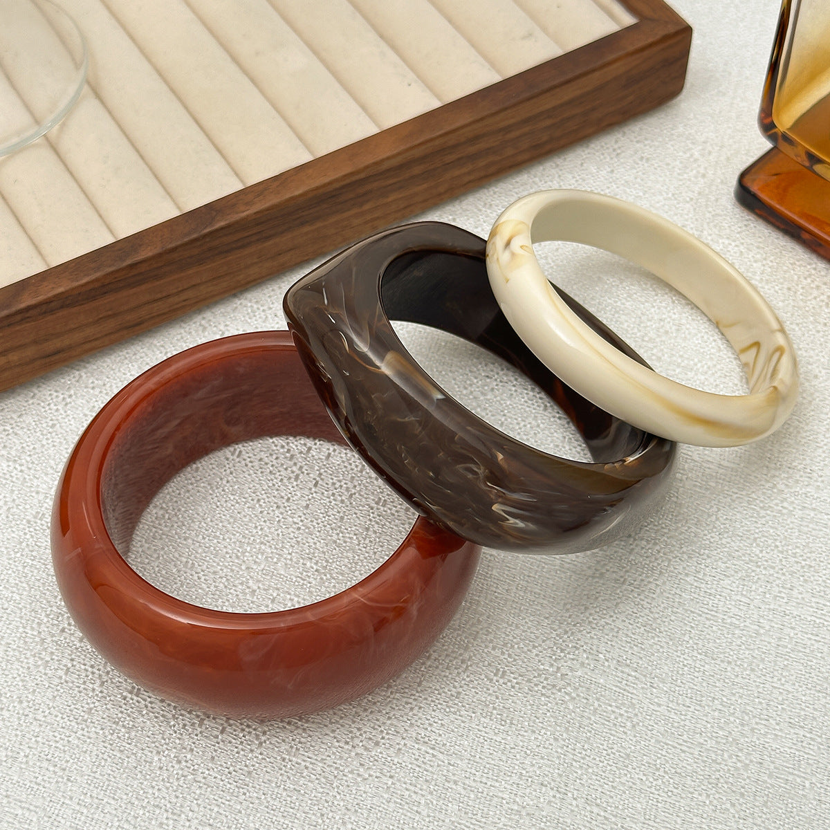 Bracciale Ampio Minimalista Irregolare in Acrilico Marmorizzato da Donna con Finitura Artigianale