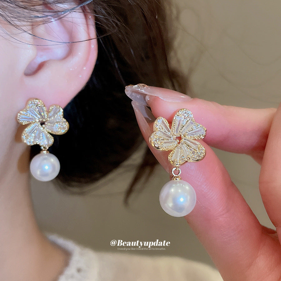 Orecchini a perno vintage eleganti a fiori con perle e finitura smaltata da donna