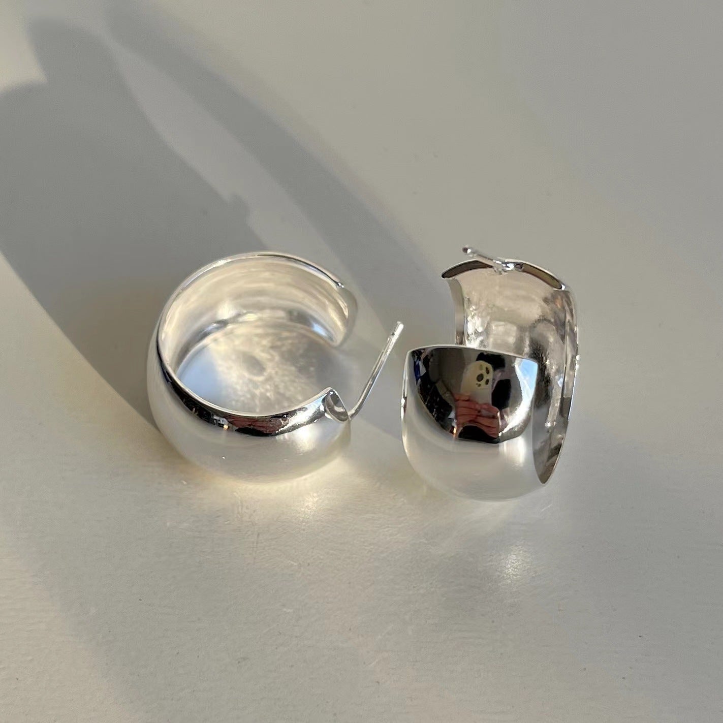 Minimalist Geometric C-Shaped Hoop Earrings in 925 Sterling Silver with Pearl Inlay