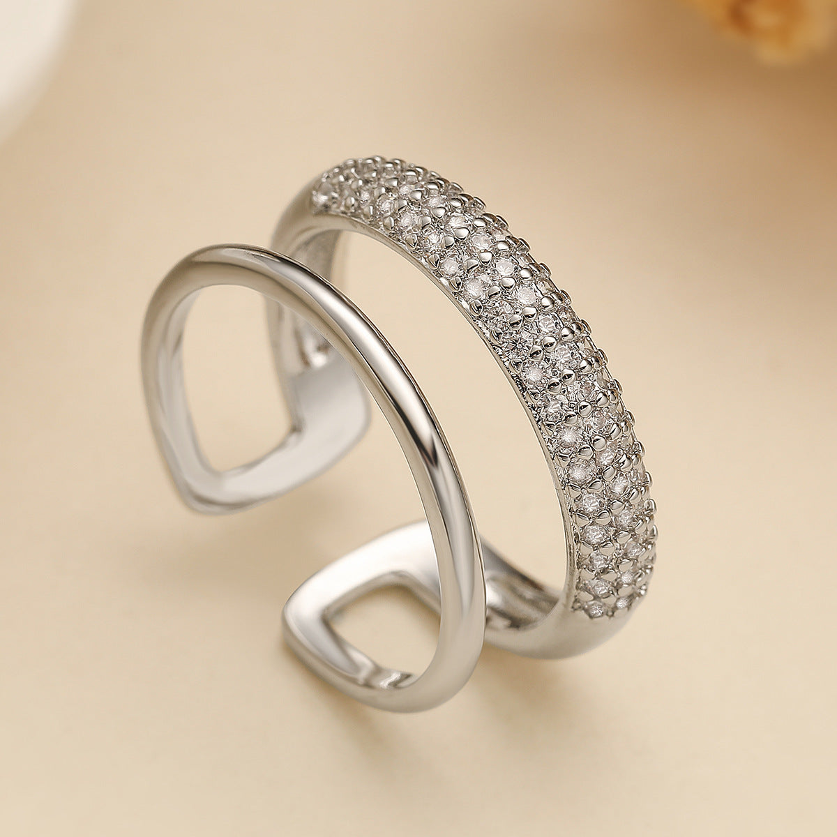Anello Aperto Geometrico Minimalista da Donna in Ottone con Placcatura in Oro Vero e Intarsi in Zircone