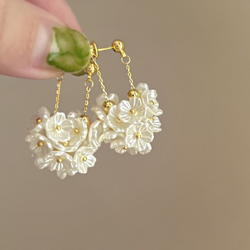 Orecchini a perno con perle dolci, eleganti e floreali per donna con perni in argento sterling 925
