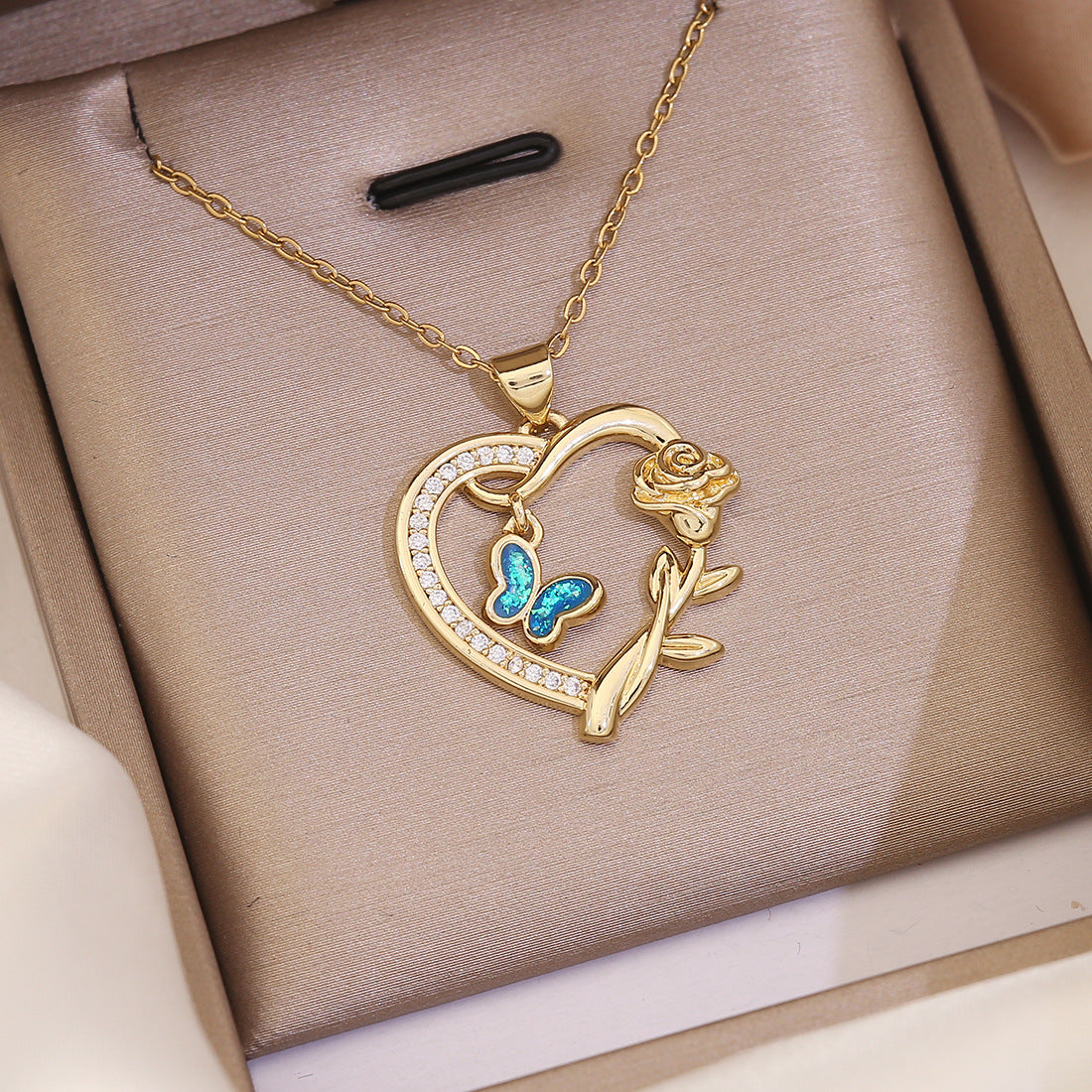 Fashionable Heart-Shaped Copper Pendant Necklace with 18K Gold Plating for Women