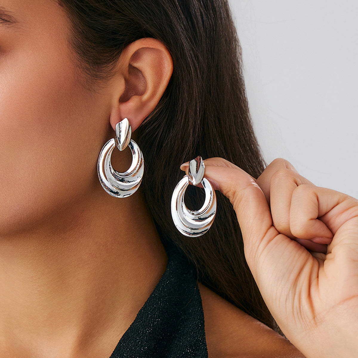 Pendientes minimalistas de aleación con forma geométrica de C irregular, chapados en oro, para mujer