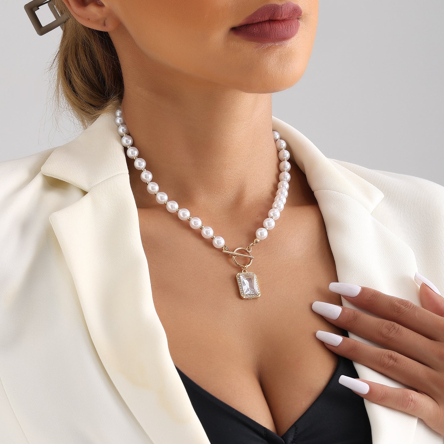 Fashion Minimalist Geometric Rectangle Pearl-Style Pendant Necklace with Rhinestone Accents on Clavicle Chain
