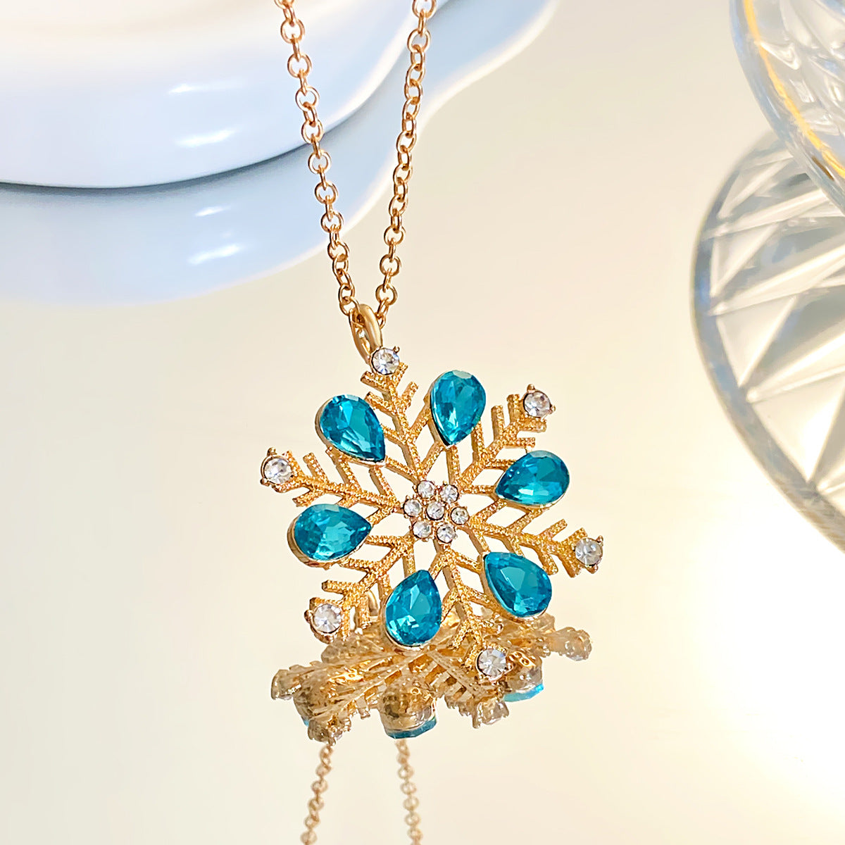Collar con Colgante de Copo de Nieve Minimalista en Aleación con Incrustaciones de Diamantes de Imitación para Mujer, Cadena con Medallón Geométrico Azul