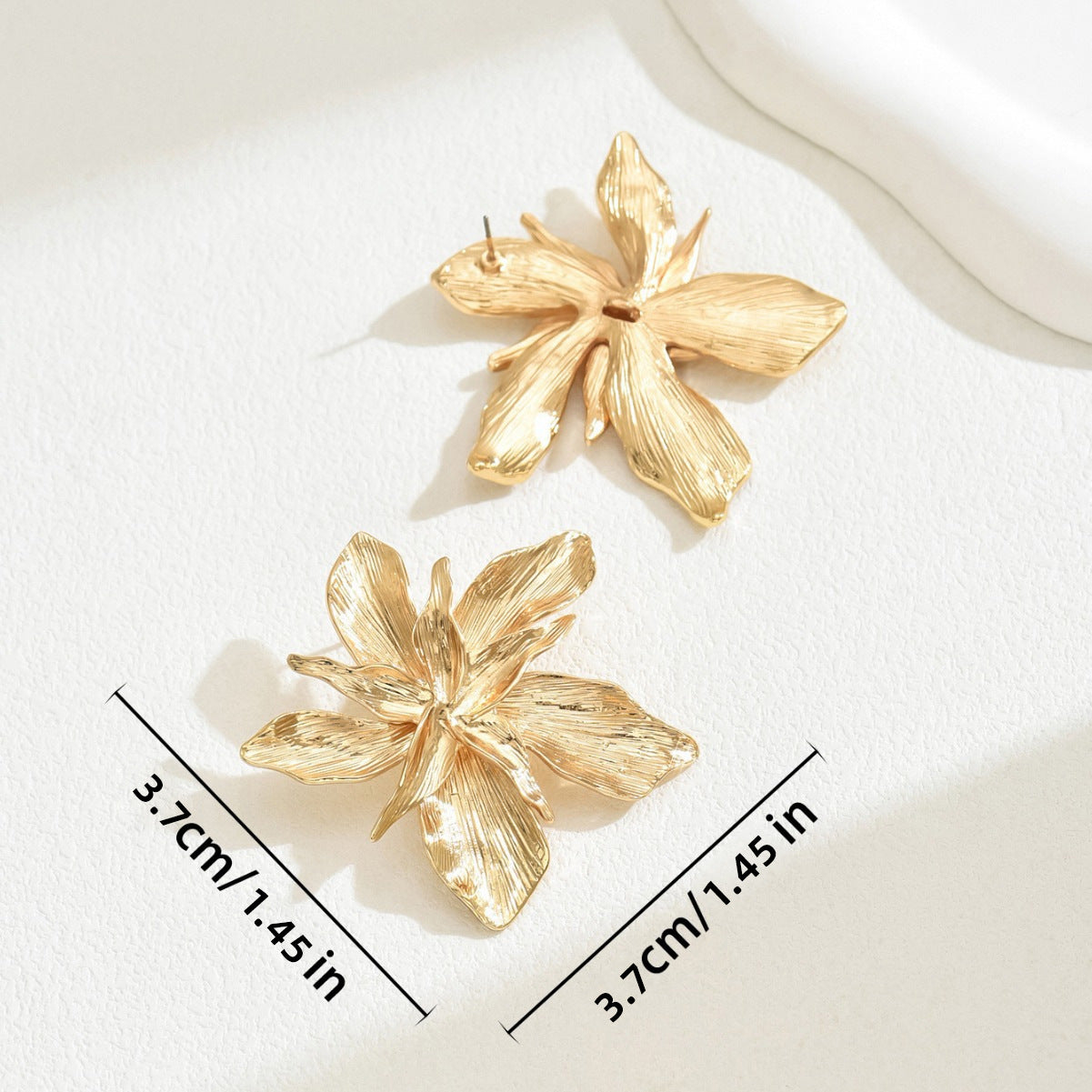 Pendientes de tuerca de metal de doble capa con cinco pétalos florales a la moda para mujer con acabado galvanizado