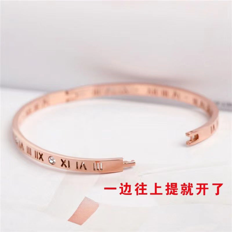 Elegante bracciale da donna con numeri romani in acciaio al titanio con finitura placcata
