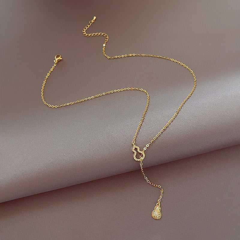 Collana con pendente a zucca cava elegante e minimalista da donna in acciaio al titanio con finitura placcata e catena a croce