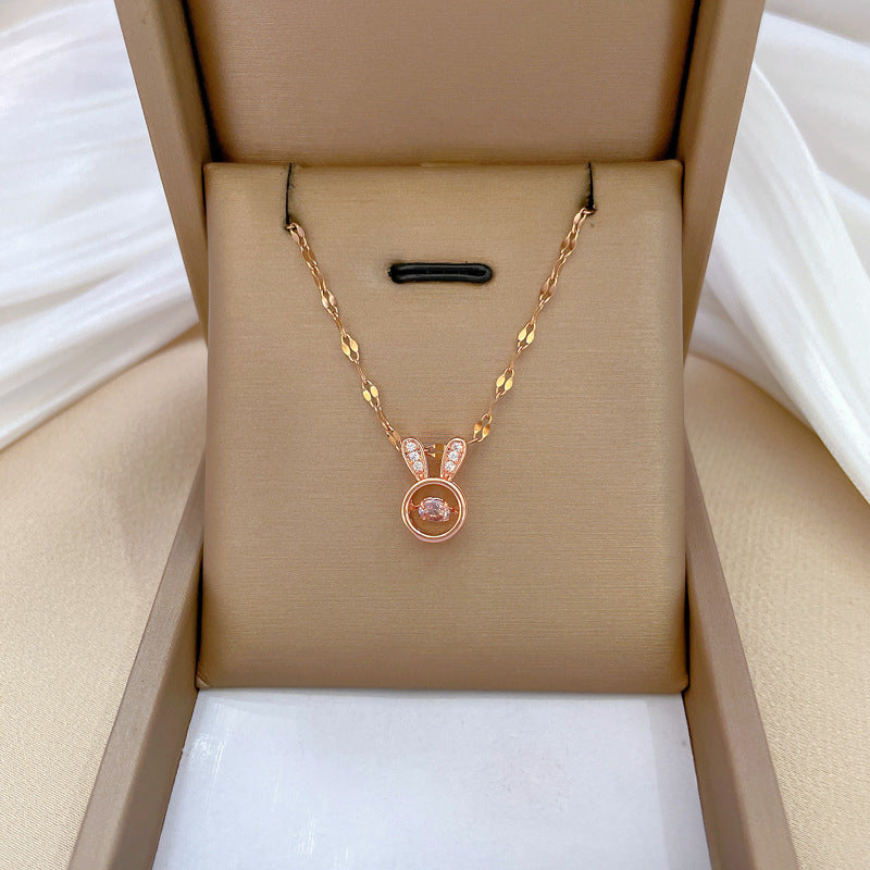 Collana pendente con orecchie di coniglio in acciaio al titanio di lusso per donna con strass intarsiati, design geometrico e catena regolabile