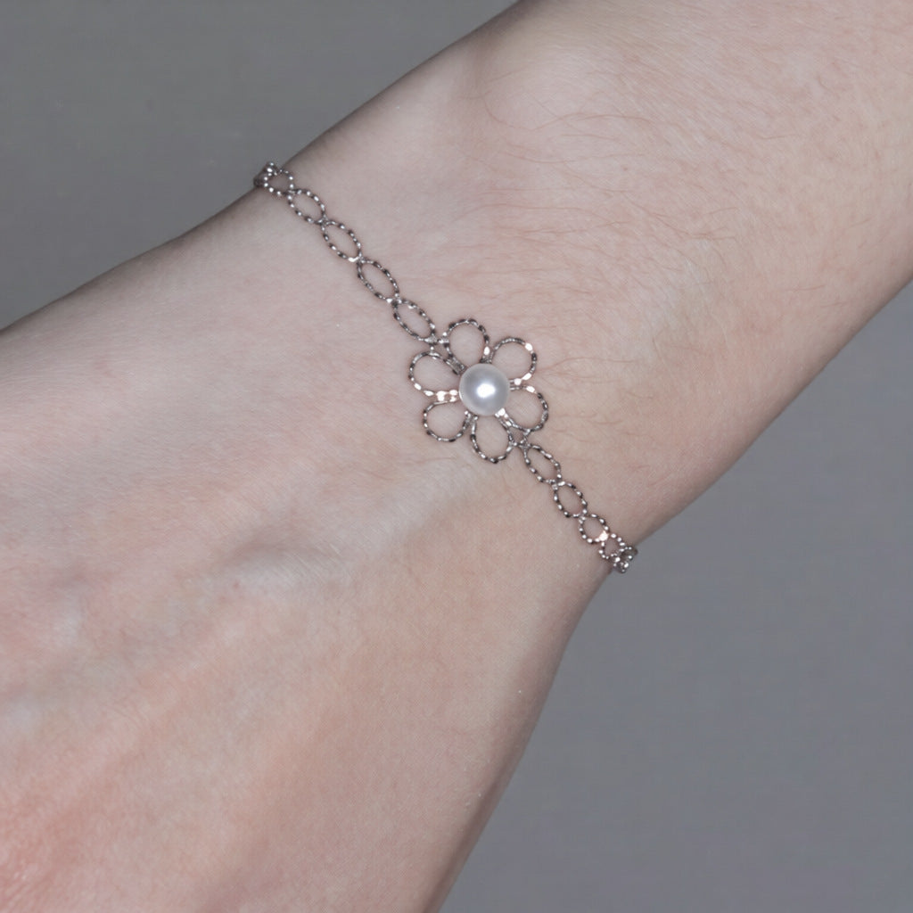 Conjunto de collar y pulsera minimalistas de perlas florales huecas para mujer con acabado chapado