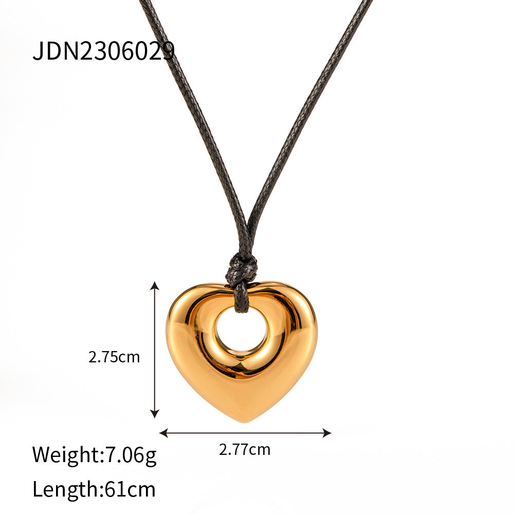 Collar con colgante de corazón hueco minimalista de acero inoxidable con cordón de cera negro y acabado chapado