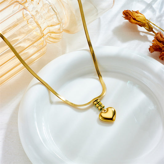 Collana con ciondolo a forma di cuore in acciaio inossidabile placcato in stile vintage con catena a serpente da donna