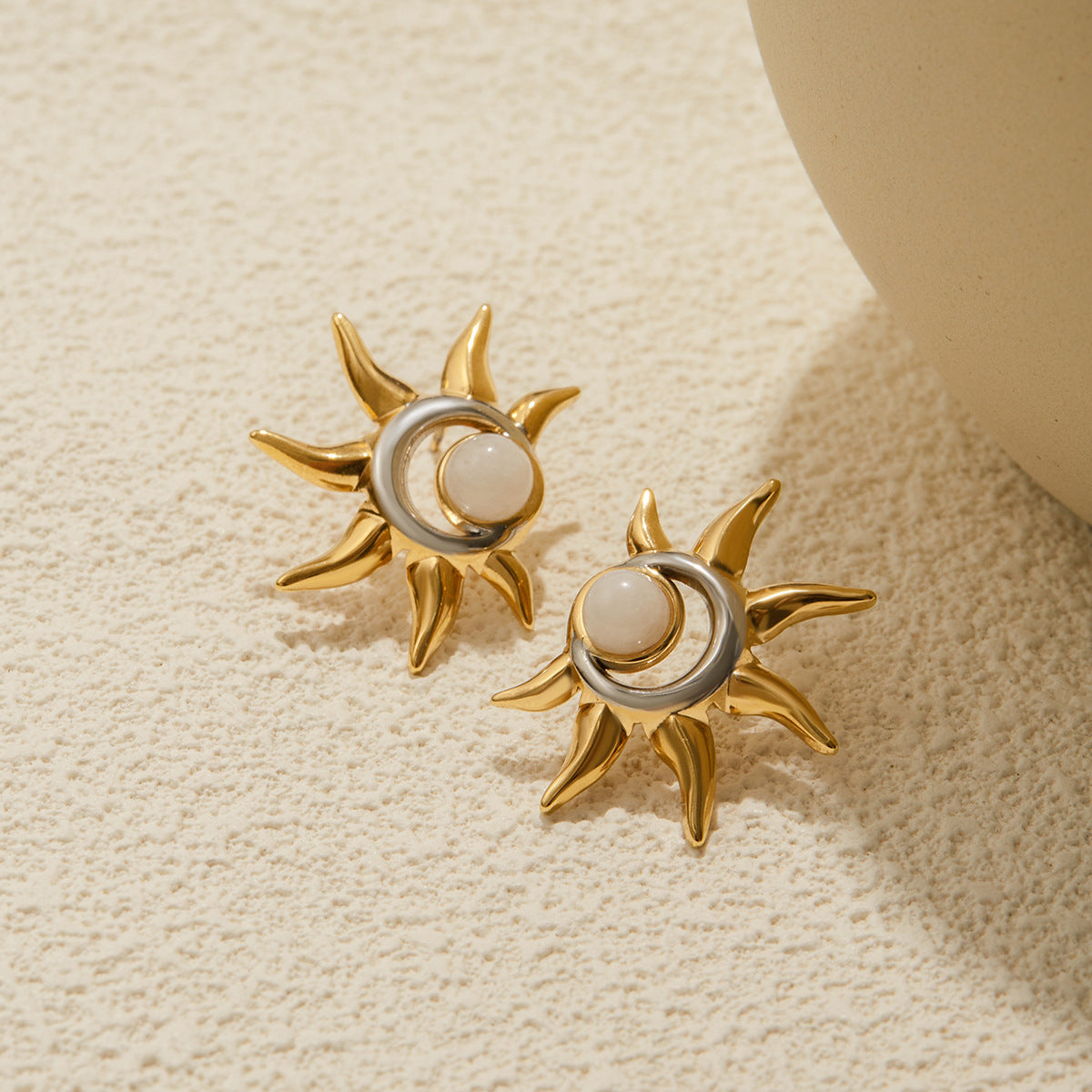 Pendientes de tuerca de acero de titanio con forma de sol geométrico con acabado chapado para mujer, joyería minimalista a la moda