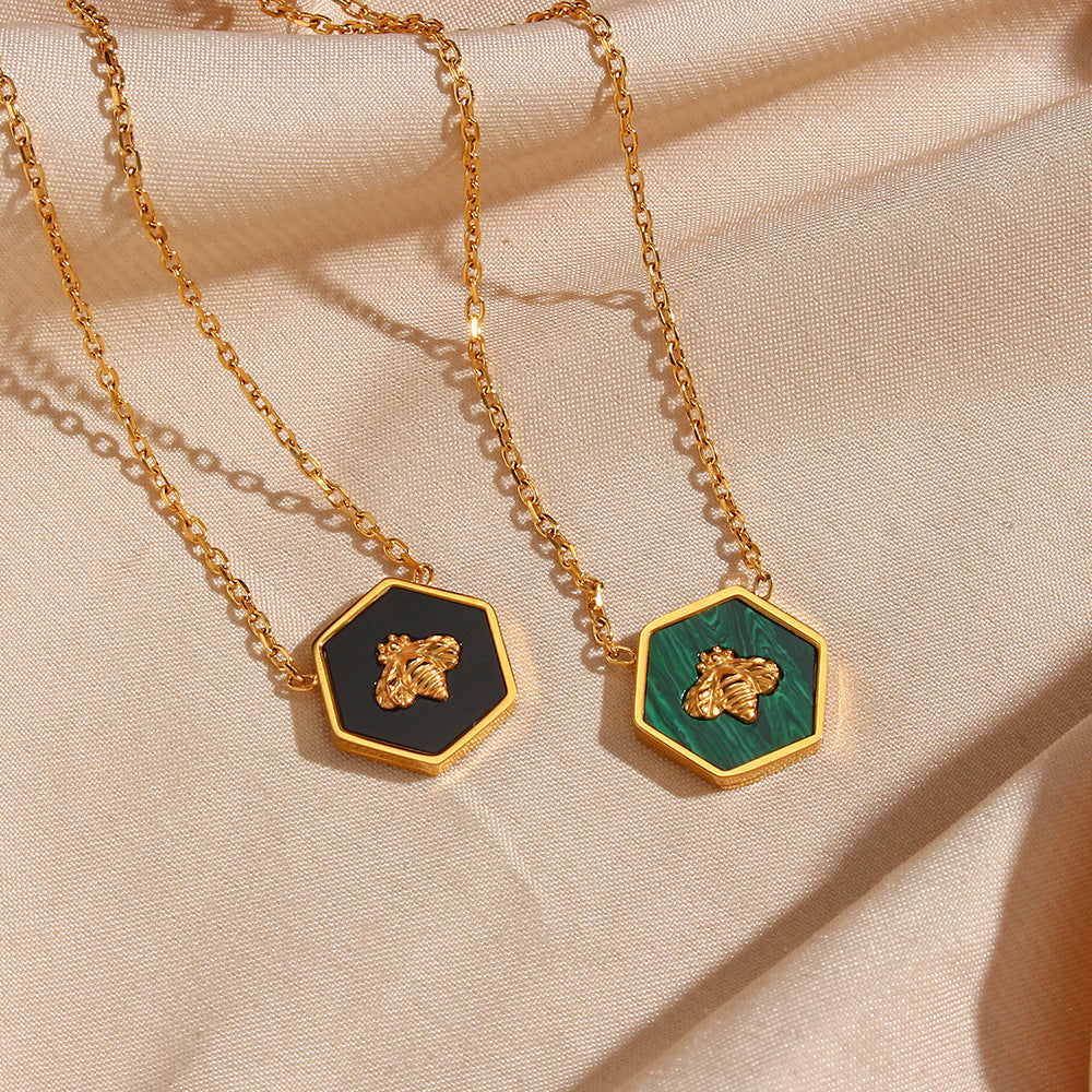 Collana con pendente a forma di ape geometrica alla moda in acciaio inossidabile con finitura placcata da donna