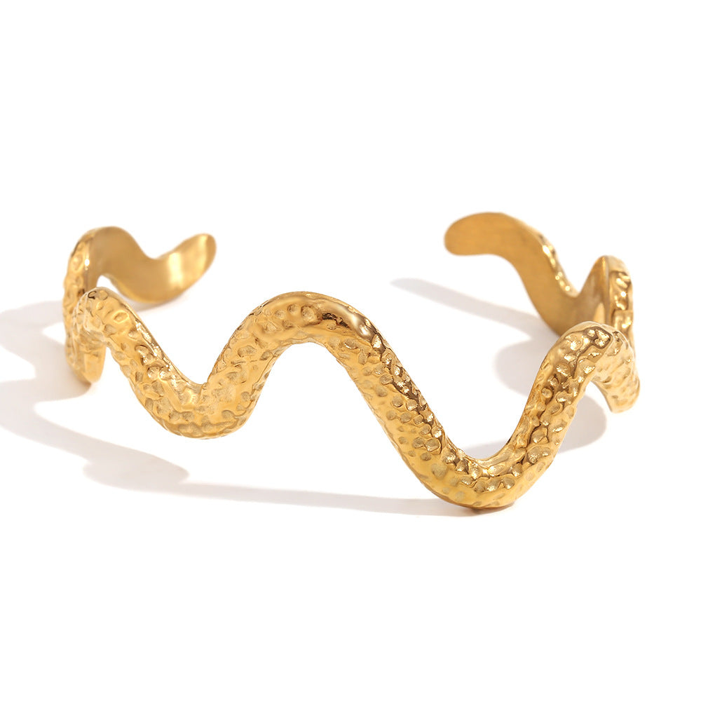 Bracciale a maglie serpeggianti e ondulate in acciaio inossidabile con placcatura in oro 18 carati e texture martellata, alla moda