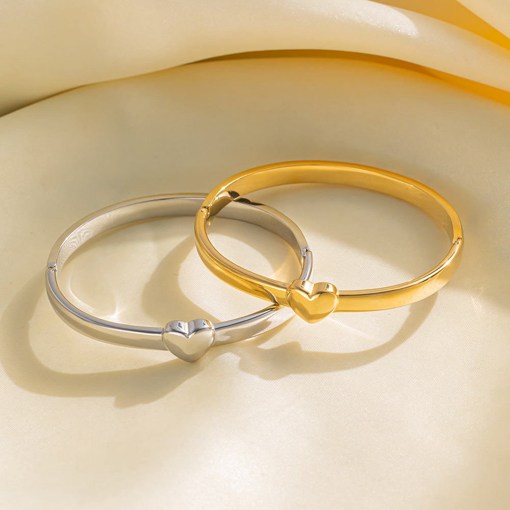 Minimalist Luxury Heart-Shaped Titanium Steel Bracelet for Women with Electroplated Finish, Hypoallergenic and Fade-Resistant