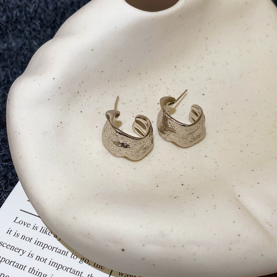 Orecchini a perno da donna a forma di C in metallo argentato geometrico minimalista con estetica cool e sensazione di lusso