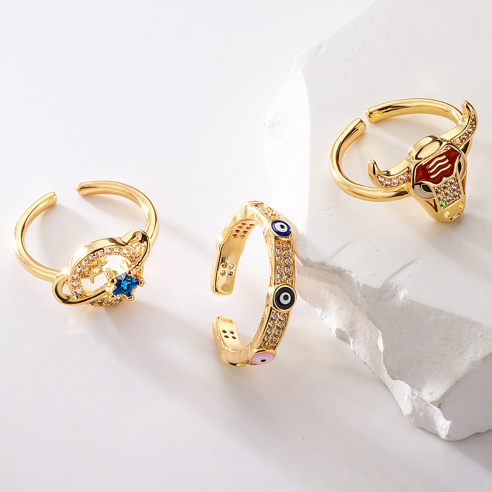 Anello geometrico aperto da donna con base in rame placcata in oro vero e testa di toro e design del pianeta in zircone micropavé