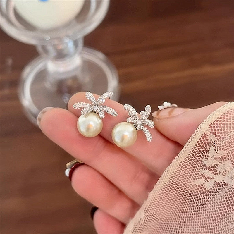 Orecchini a perno floreali vintage eleganti con intarsio di zirconi per donne