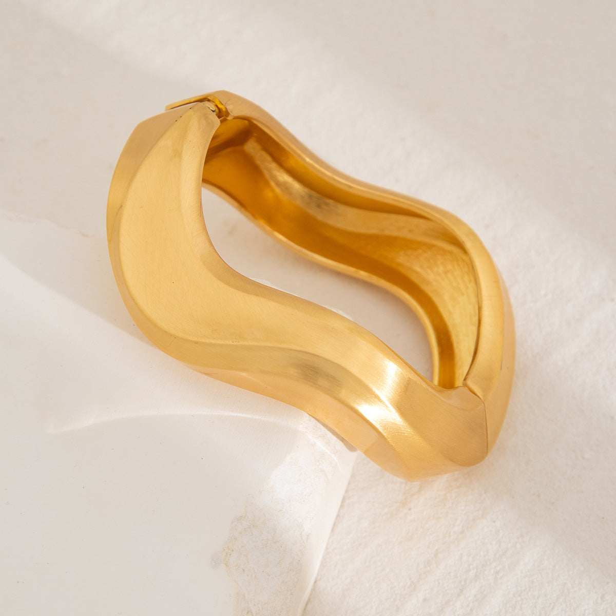 Pulsera de brazalete abierto ondulado irregular minimalista con cierre de resorte en acabado chapado en aleación para mujer