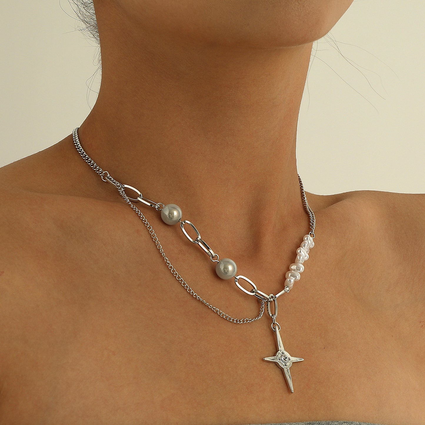 Asymmetrical Star-Shaped Glow-in-the-Dark Pearl Necklace for Women Made of Alloy with Electroplated Finish