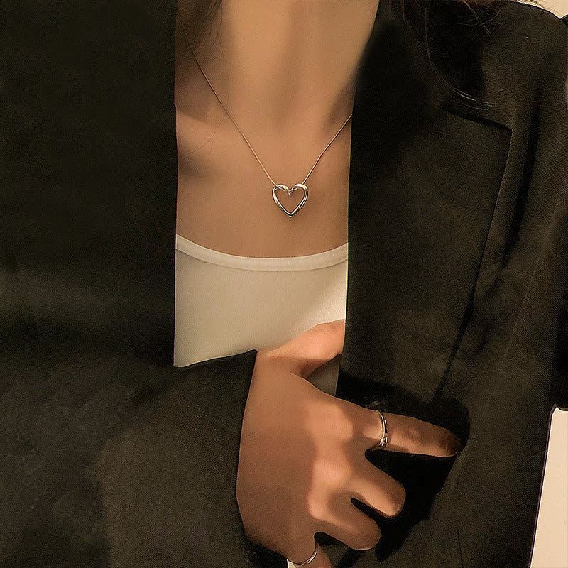 Collar minimalista con colgante de corazón hueco para mujer de acero de titanio con acabado chapado en cadena de serpiente