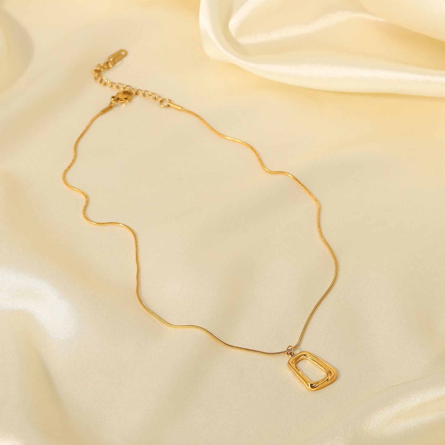Collar Colgante de Acero Inoxidable Geométrico Retro con Amuleto Cuadrado Hueco Chapado en Oro de 18K Joyería de Moda para Mujer