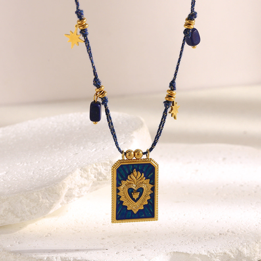 Collana con Ciondolo a Cuore in Acciaio Inossidabile Stile Retrò Luxe con Placcatura in Oro 18K e Catena a Corda Intrecciata