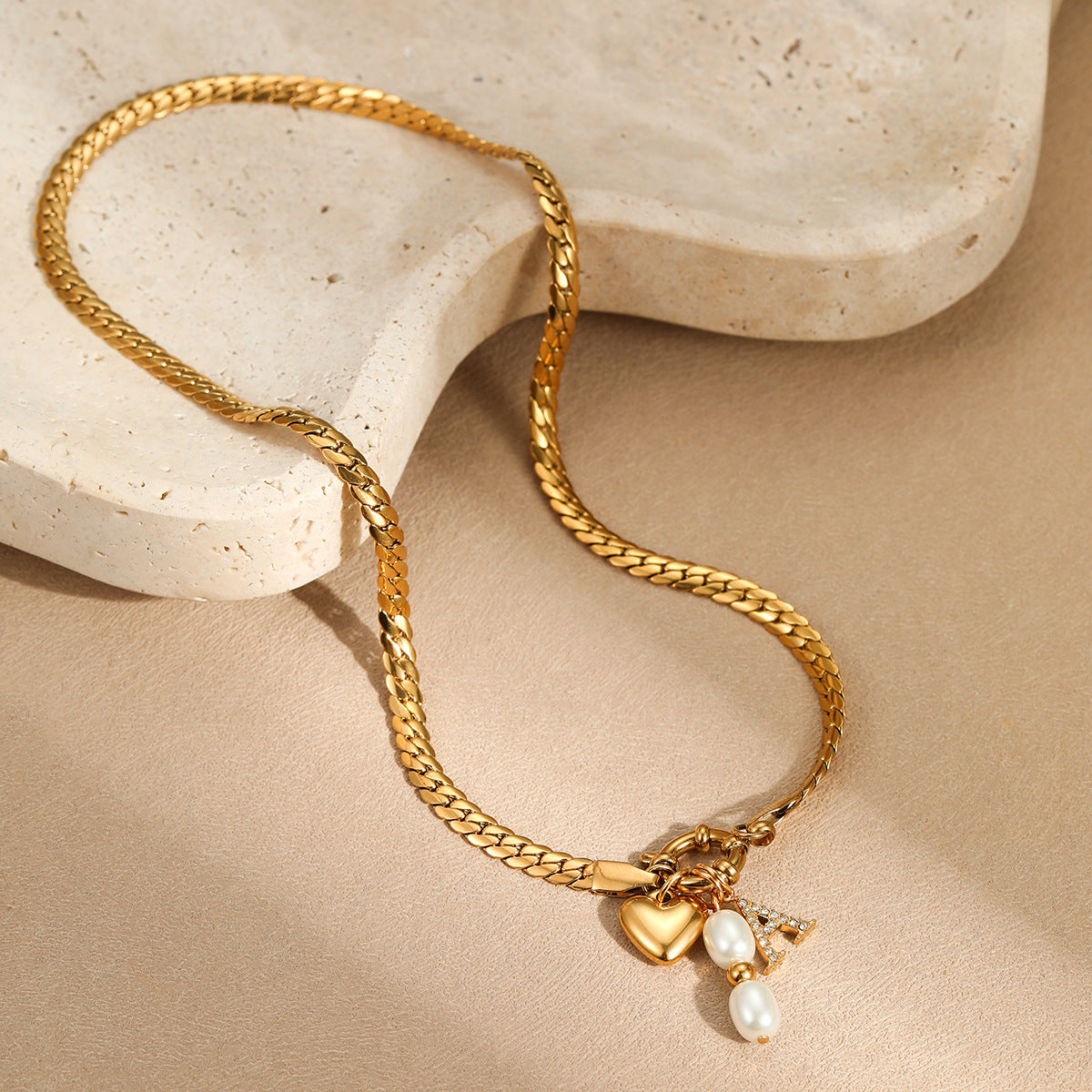 Collana da donna alla moda con ciondolo a cuore con lettera, geometrico, con perle in acciaio inossidabile placcato oro 18 carati