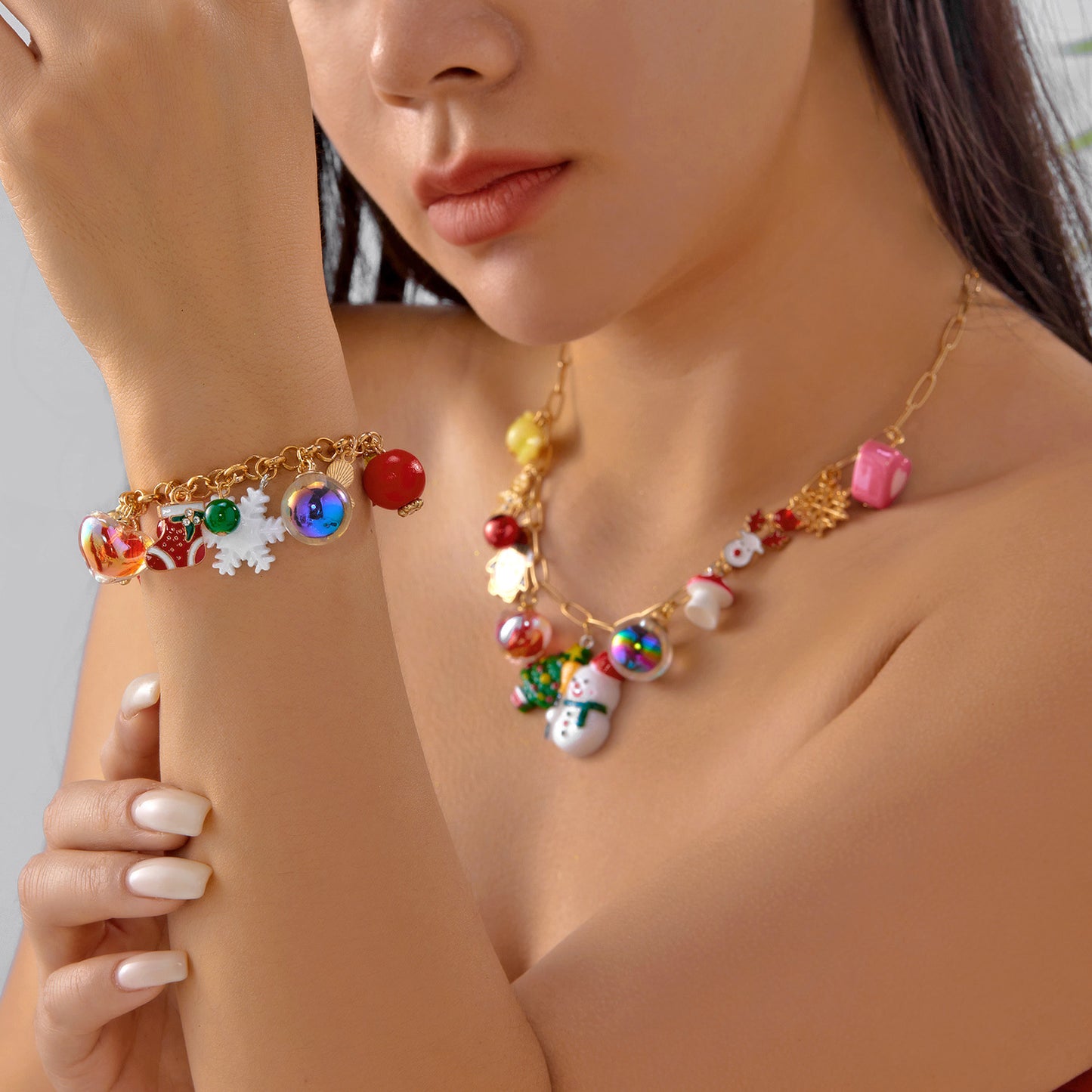 Dulce y Atrevido Set de Colgantes Navideños con Dijes de Copo de Nieve, Ciervo, Muñeco de Nieve y Árbol, Cadena Electrochapada de Aleación de Zinc, Joyería Unisex