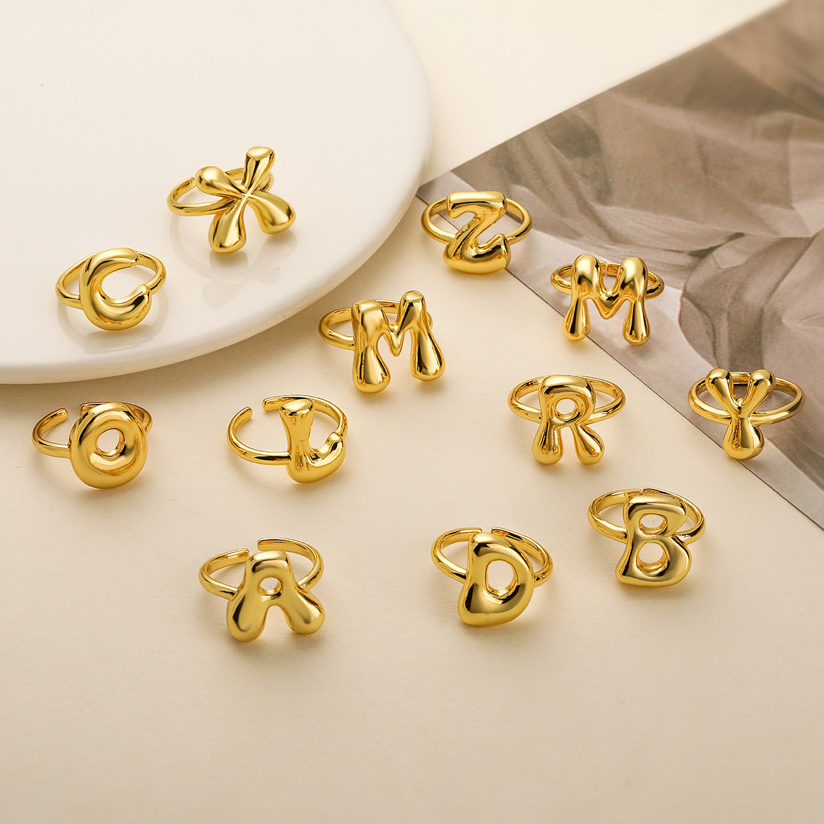 Anello da donna minimalista a lettera geometrica in rame placcato oro 18 carati con fascia aperta regolabile
