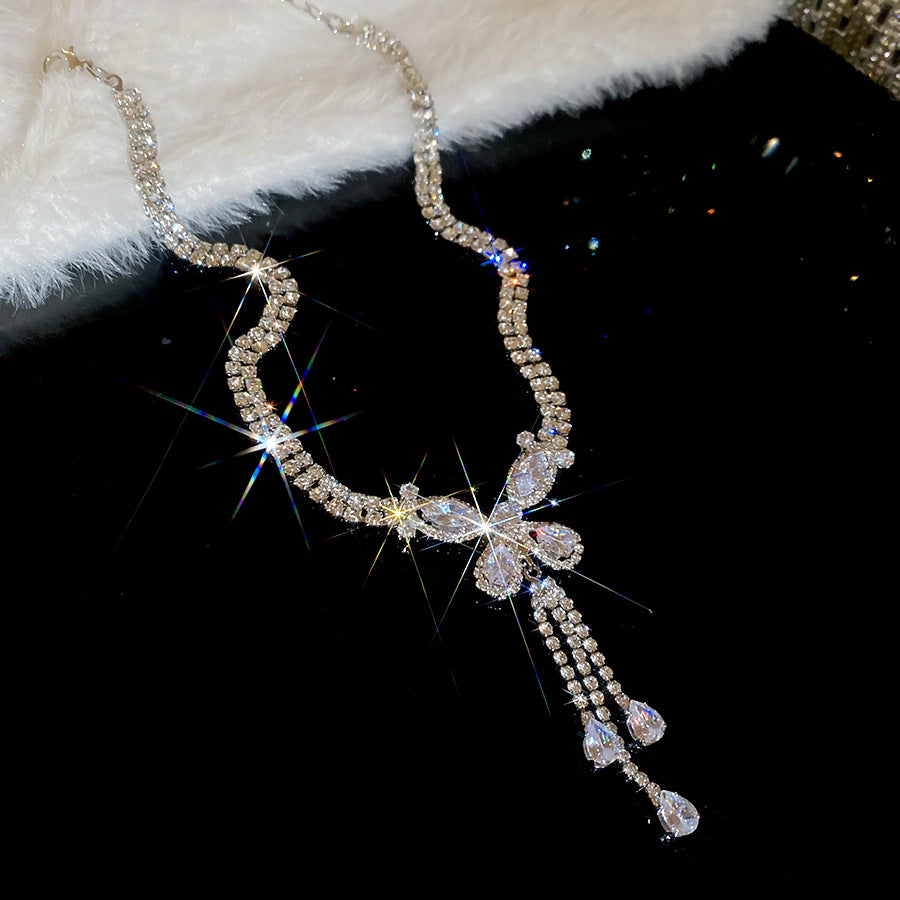 Elegante Set Collana e Orecchini a Farfalla Minimalista con Intarsi in Zirconi su Catena di Rame da Donna