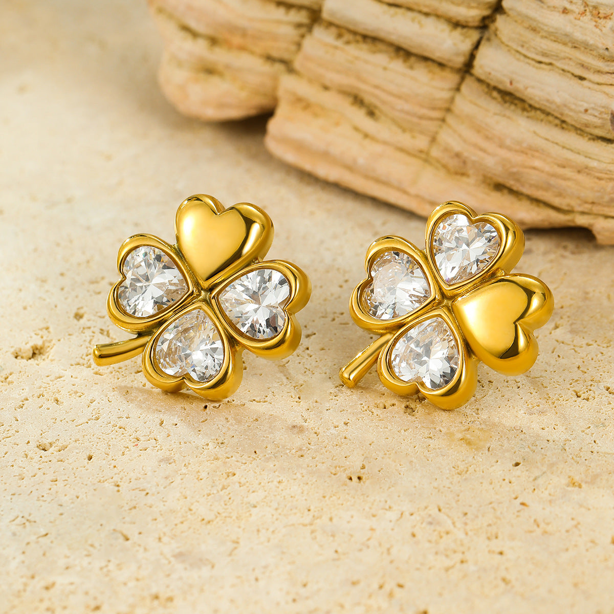 Pendientes Minimalistas de Acero Inoxidable para Mujer con Diseño de Trébol y Corazón con Zirconia Cortada, Chapados