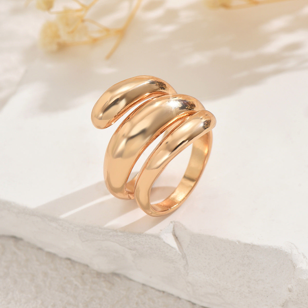 Anillo Abierto Geométrico para Mujer Hecho de Cobre con Acabado Chapado, Banda Apilable Minimalista y a la Moda