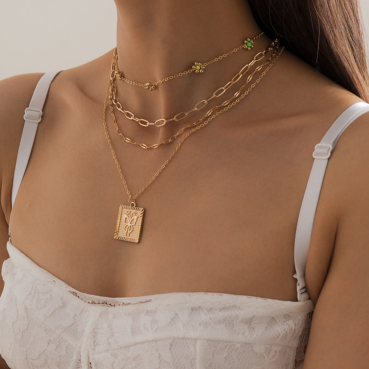 Collar colgante Retro Daisy para mujer con dije de mariposa geométrica de aleación chapado en cadena fina de cuentas redondas