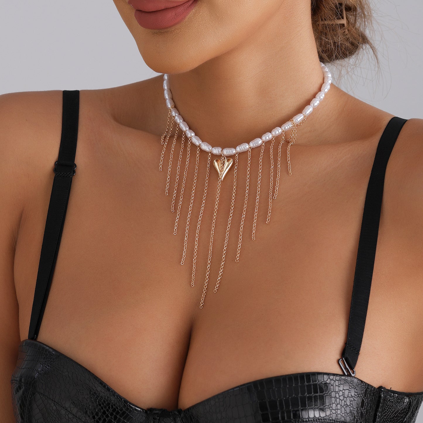 Collar con colgante de perlas barrocas en forma de corazón con borlas en aleación con acabado chapado para mujer