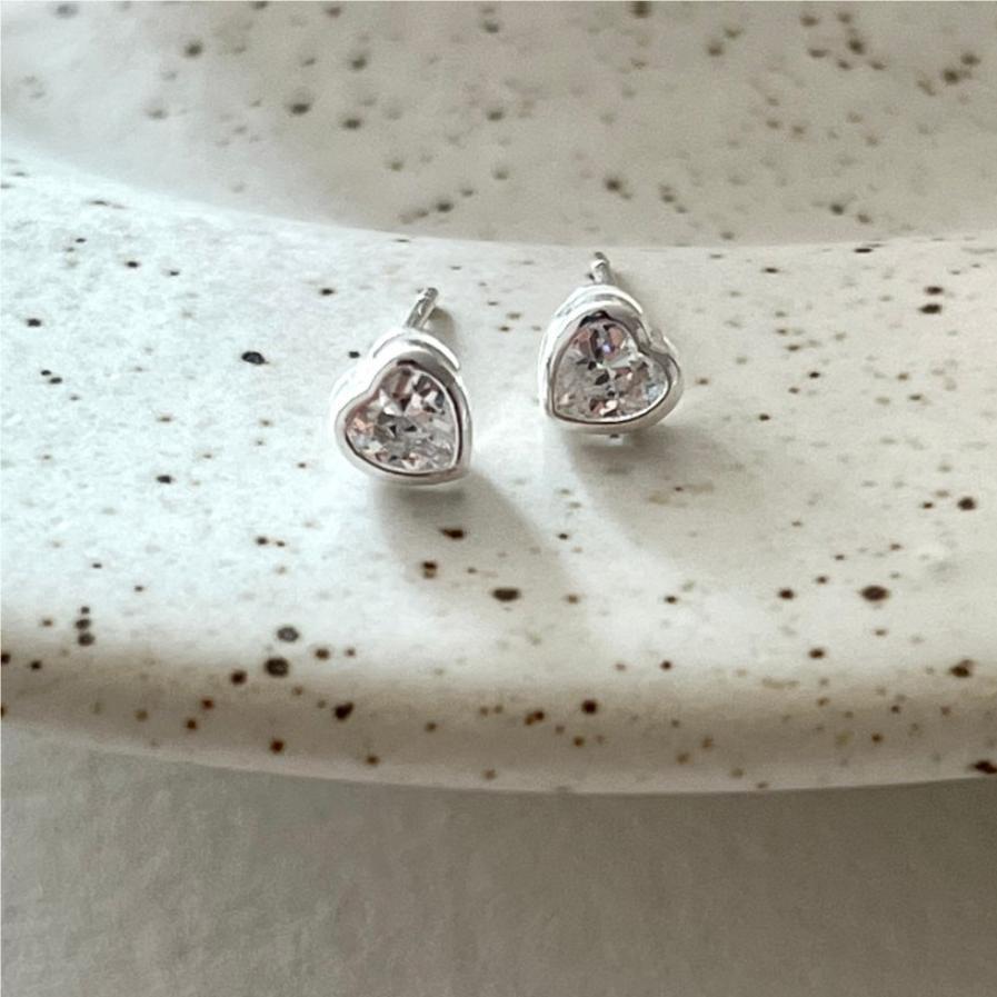 Minimalist Heart-Shaped 925 Sterling Silver Stud Earrings with Multicolor Cubic Zirconia Inlay