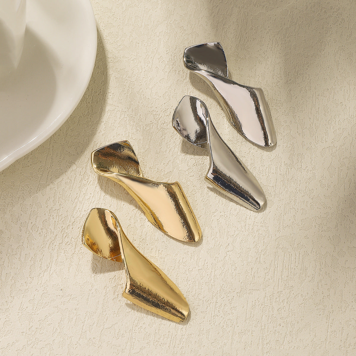 Pendientes de aro geométricos atrevidos de aleación con diseño trenzado irregular, acabado galvanizado, estilo minimalista y moderno para mujer