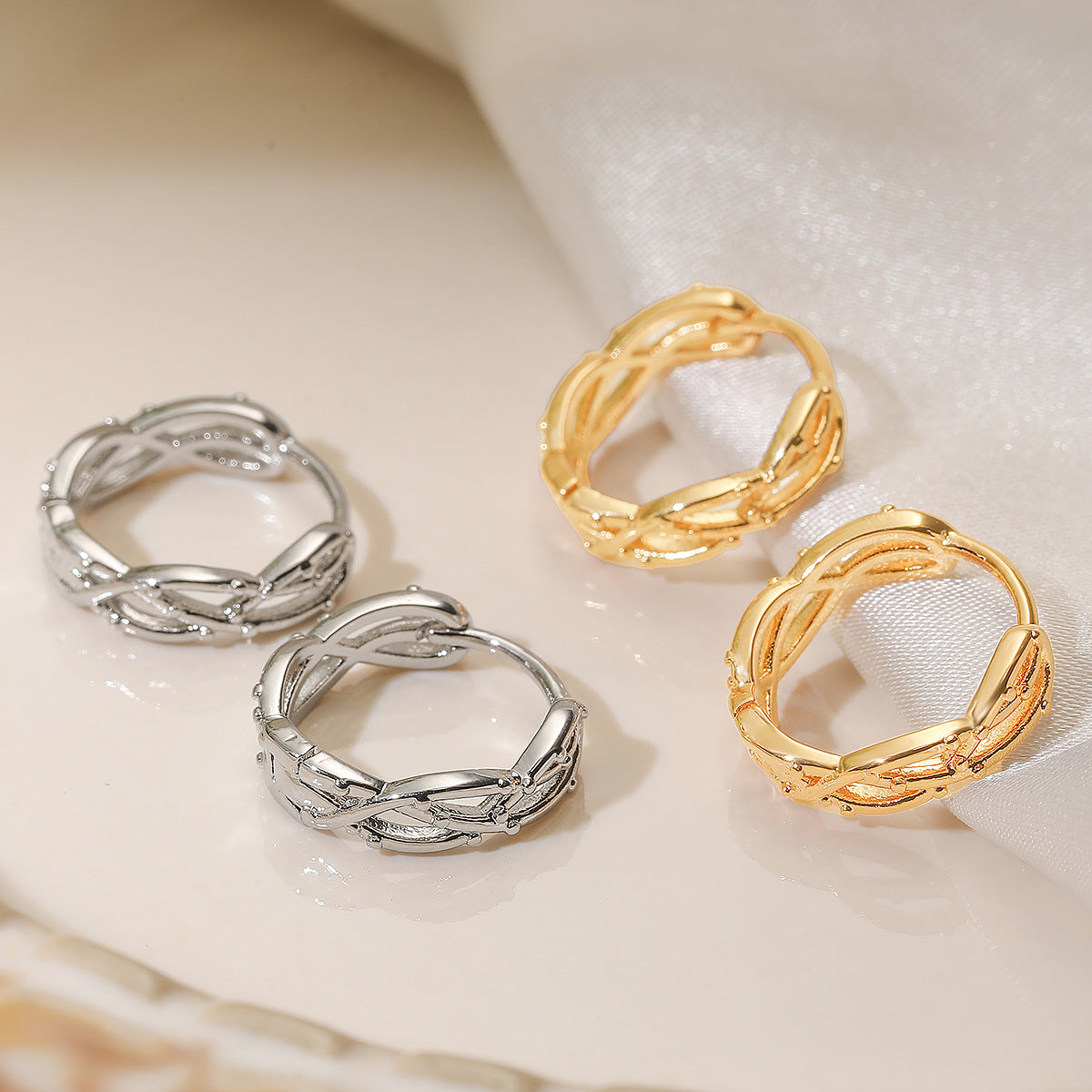Pendientes minimalistas geométricos calados de cobre con baño de oro de 18 quilates para mujer