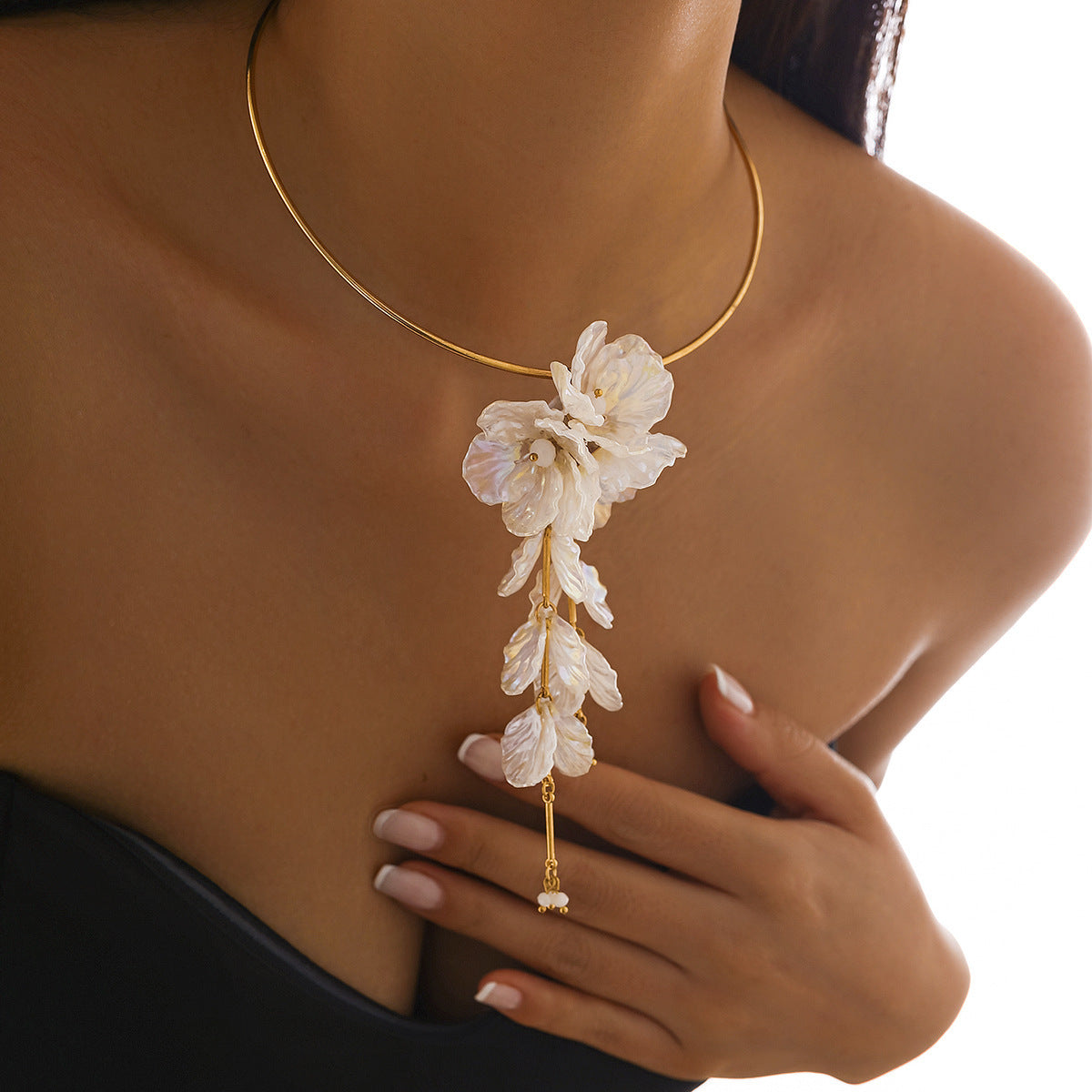 Collana girocollo floreale alla moda da donna con ciondolo in metallo galvanizzato e fiore in plastica